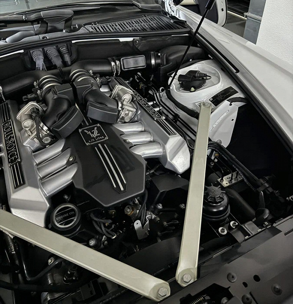 Двигатель V12 мощностью 460 л.с., отделка слоновой костью, 5,8 с до 100 км/ч. В России продают уникальный Rolls-Royce Phantom Zenith, цена может удивить